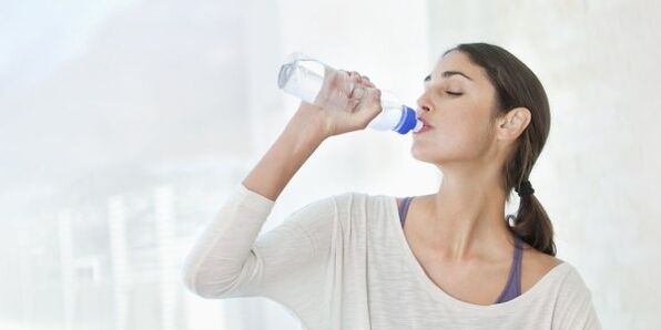 Արագ նիհարելու համար հարկավոր է օրական խմել առնվազն 2 լիտր ջուր։